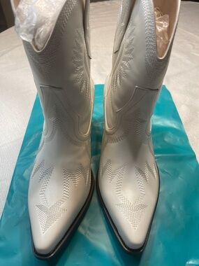 White Pointed-Toe Lace-Up Western Ankle Boots - Women's